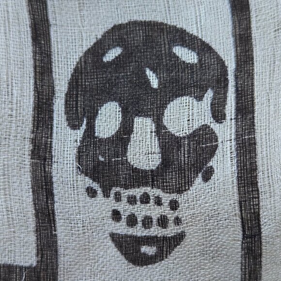 Alexander McQueen Skull Scarf 100% Silk White Black - Picture 4 of 9